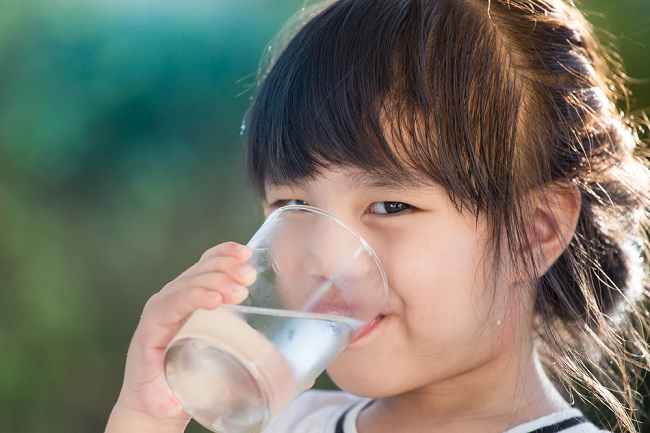 Yuk Bunda Biasakan Si Kecil Minum  Air  Putih dengan Cara 